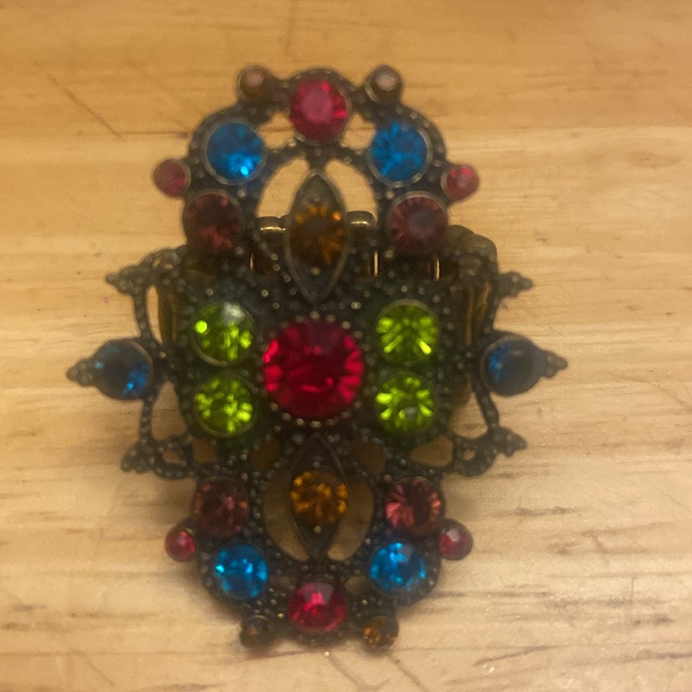 Metal jeweled ring with stretch band. Bronze antique gold color. About size 8